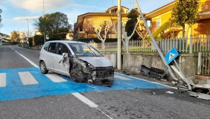 San Marino: sbatte contro palo della luce e segnale stradale, auto distrutta