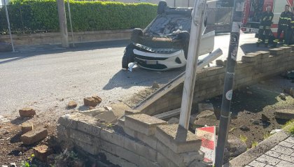 Rimini: auto perde controllo e centra un dehor