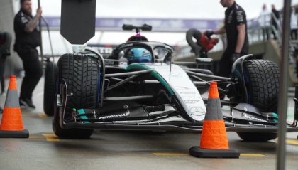 Presentata l'ultima Mercedes di Hamilton: torna l'argento