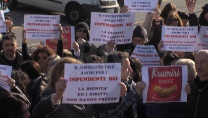 Banche, dipendenti in sciopero manifestano davanti alla sede della Bsi: "Crumiri"