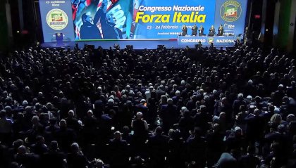 Forza Italia apre il congresso col ricordo di Silvio Berlusconi: tutti in piedi
