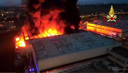 Grosso incendio nel milanese: Vigili al lavoro tutta la notte. Si teme per la qualità dell'aria