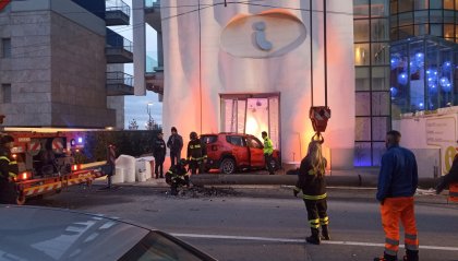 Rimini: Jeep in fuga sul lungomare, urta 5 auto, investe pedone e finisce contro Hotel [fotogallery]
