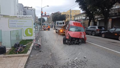 Rimini: Jeep in fuga urta 5 auto, investe pedone e finisce contro Hotel, in carcere il guidatore