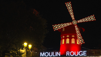 Parigi, cadute le pale del Moulin Rouge: nessun ferito
