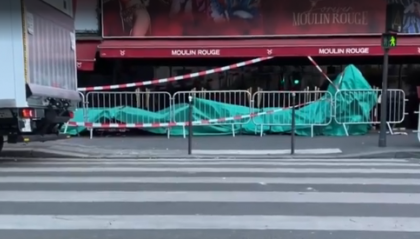 Parigi, cadute le pale del Moulin Rouge: nessun ferito