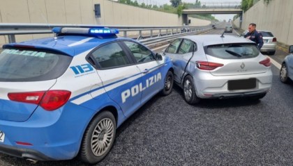Forlì: non si ferma all'alt e sperona Polizia, nell'auto diversa refurtiva