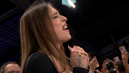 Eurovision: giallo sul cantante olandese, Angelina Mango canta "Imagine" in sala stampa