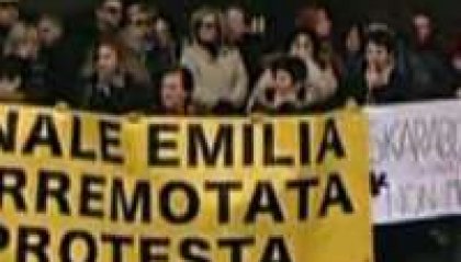 Terremoto Emilia. Duecento cittadini manifestano di fronte alla sede della Regione