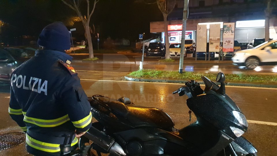 Rimini: scontro auto-scooter, automobilista scappa senza prestare soccorso