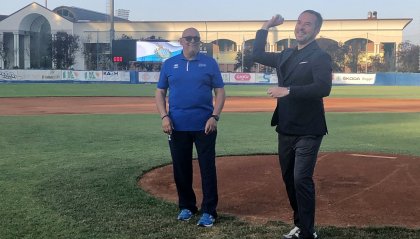 Il Segretario di Stato per il Lavoro e lo Sport Teodoro Lonfernini lancia la prima pallina della partita fra Nazionale Italiana di Baseball e San Marino Baseball